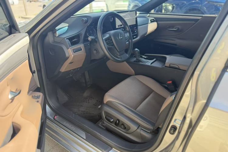 Used Lexus ES 2025 200 Premium Edition Interior 4