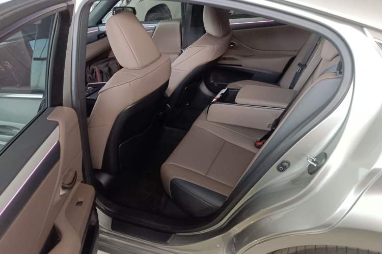 Used Lexus ES 2025 200 Premium Edition Interior 4