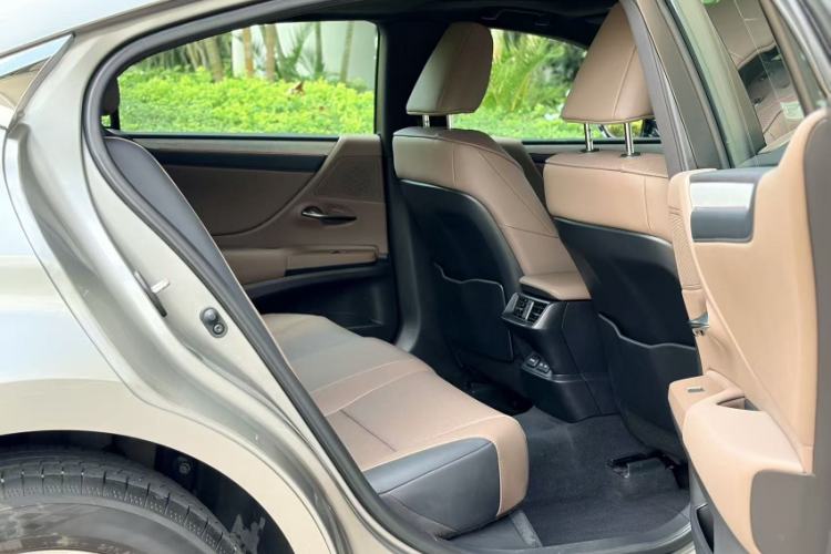 Used Lexus ES 2025 200 Premium Edition Interior 4
