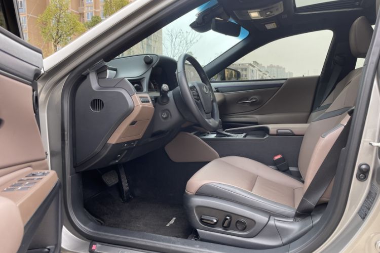 Used Lexus ES 2025 200 Premium Edition Interior 5