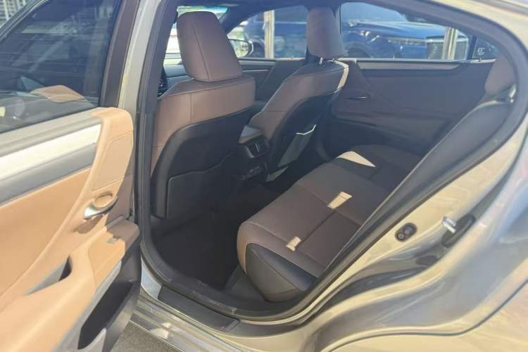 Used Lexus ES 2025 200 Premium Edition Interior 5