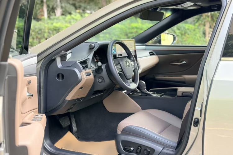 Used Lexus ES 2025 200 Premium Edition Interior 6