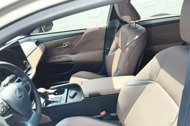 Used Lexus ES 2025 300h Deluxe Edition Left Front Seat