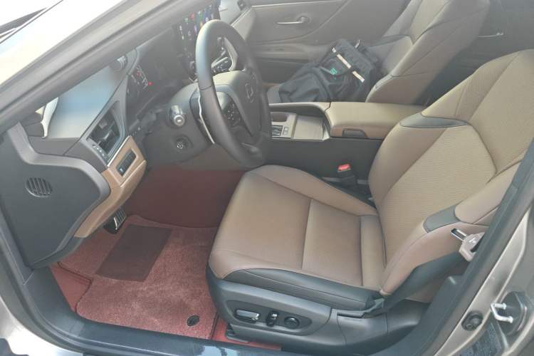 Used Lexus ES 2025 300h Deluxe Edition Left Front Seat