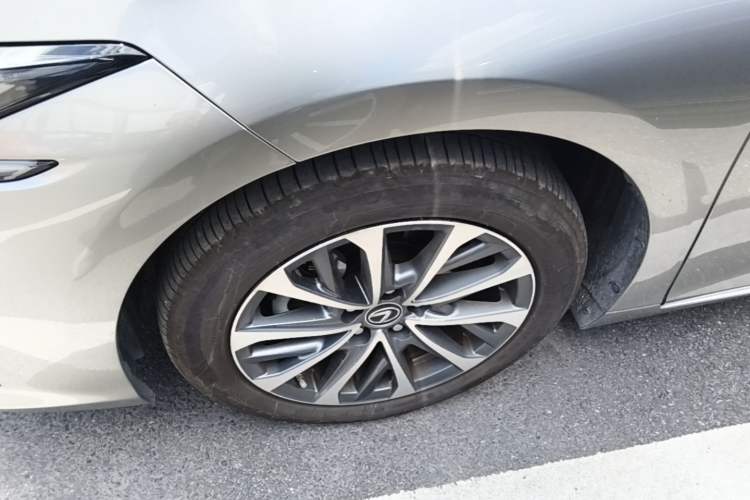 Used Lexus ES 2025 300h Deluxe Edition Left Front Wheel Hub