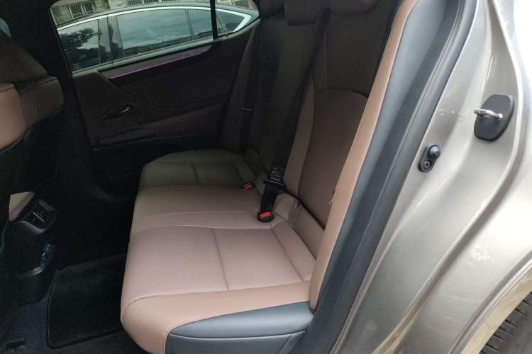 Used Lexus ES 2025 300h Deluxe Edition Left Rear Seat