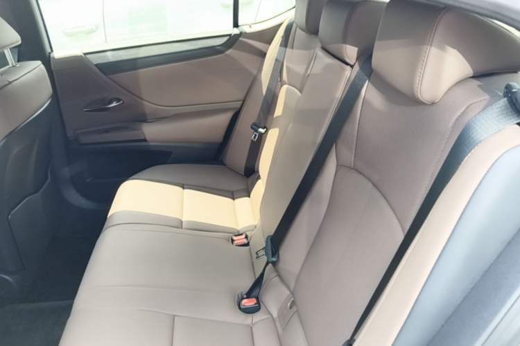 Used Lexus ES 2025 300h Deluxe Edition Left Rear Seat