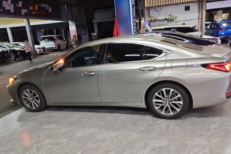 Used Lexus ES 2025 300h Deluxe Edition Left Side