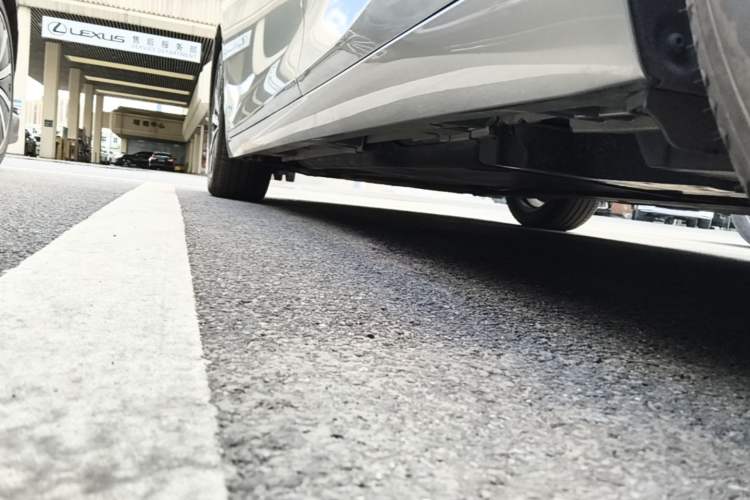 Used Lexus ES 2025 300h Deluxe Edition Left Side Sill