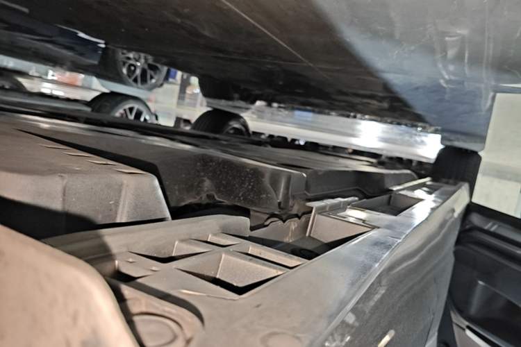 Used Lexus ES 2025 200 Premium Edition Left Side Sill