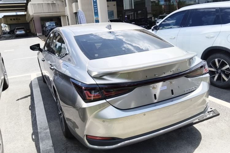 Used Lexus ES 2025 300h Deluxe Edition Rear Left 45 Deg