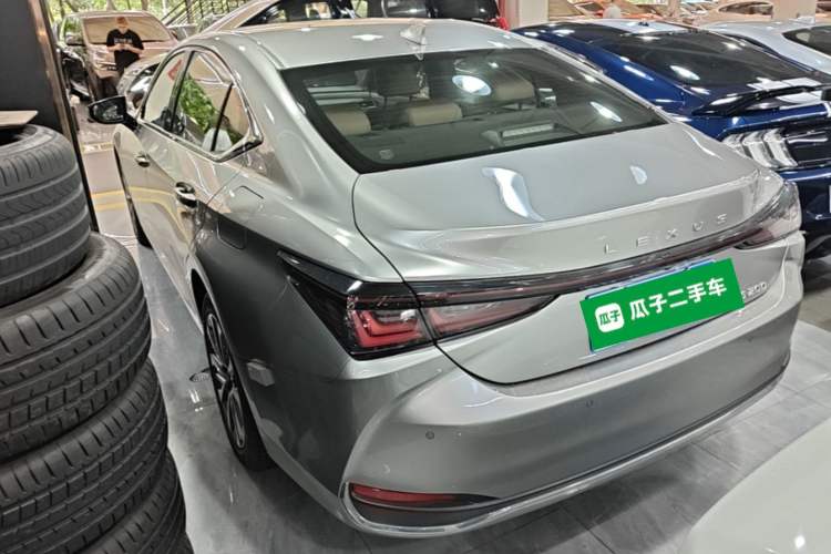 Used Lexus ES 2025 200 Premium Edition Rear Left 45 Deg