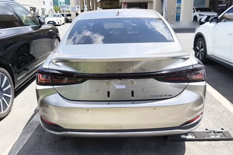 Used Lexus ES 2025 300h Deluxe Edition Rear