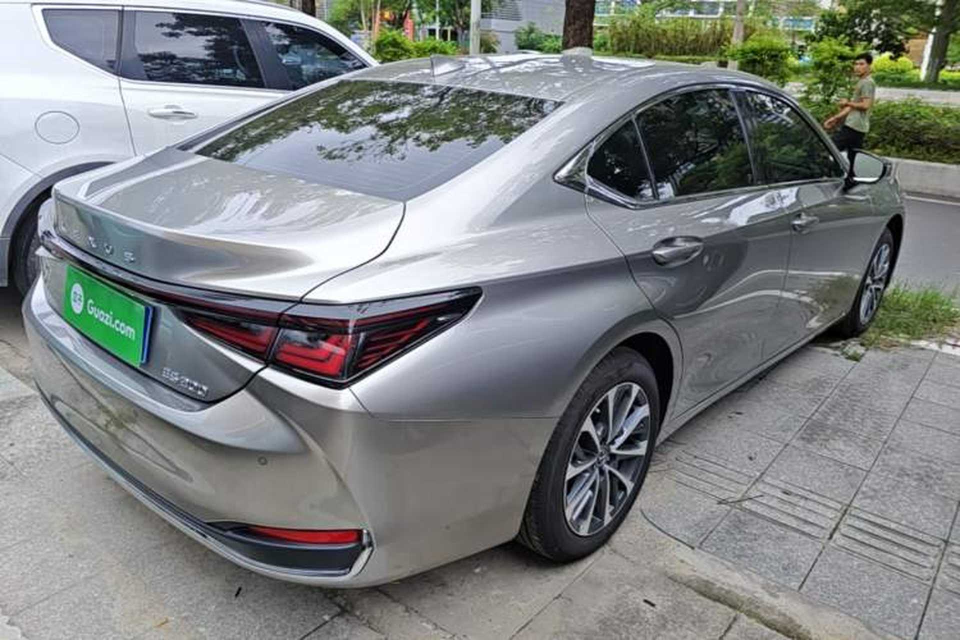 Used Lexus ES 2025 200 Premium Edition Rear Right 45 Deg