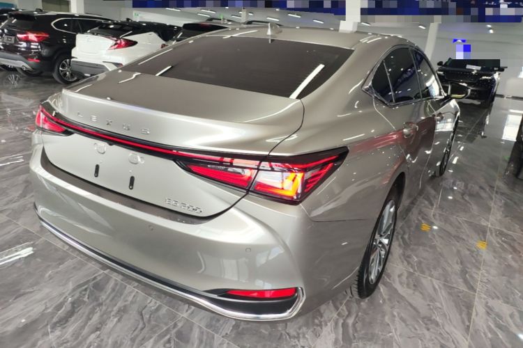 Used Lexus ES 2025 200 Premium Edition Rear Right 45 Deg