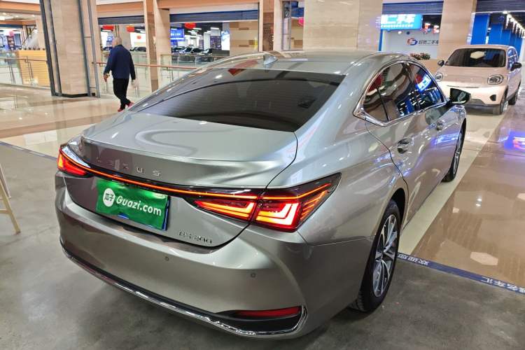 Used Lexus ES 2025 200 Premium Edition Rear Right 45 Deg