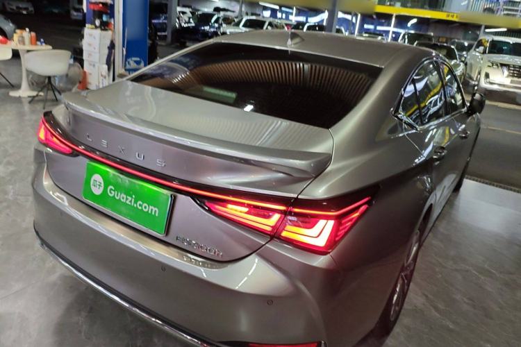 Used Lexus ES 2025 300h Deluxe Edition Rear Right 45 Deg