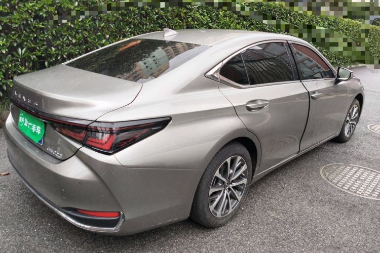 Used Lexus ES 2025 200 Premium Edition Rear Right 45 Deg