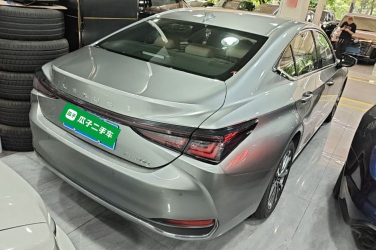 Used Lexus ES 2025 200 Premium Edition Rear Right 45 Deg