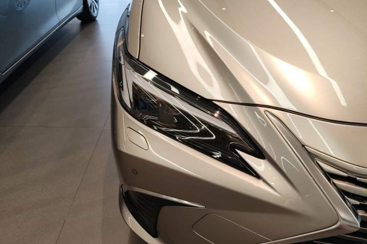 Used Lexus ES 2025 200 Premium Edition Right Front Headlight