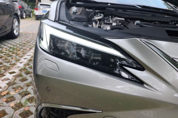 Used Lexus ES 2025 300h Deluxe Edition Right Front Headlight