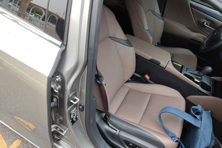 Used Lexus ES 2025 200 Premium Edition Right Front Seat