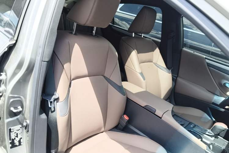 Used Lexus ES 2025 300h Deluxe Edition Right Front Seat