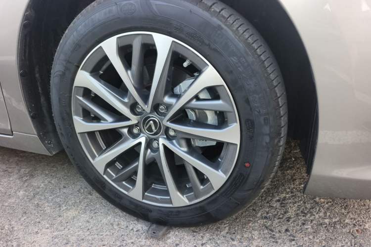 Used Lexus ES 2025 200 Premium Edition Right Front Wheel Hub