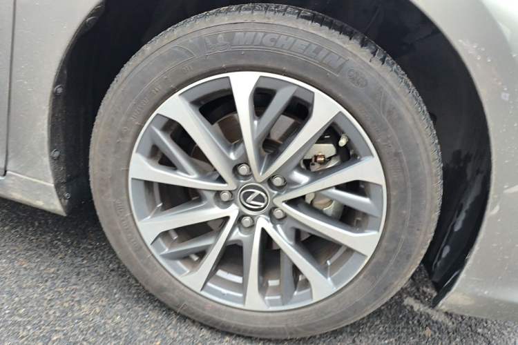 Used Lexus ES 2025 200 Premium Edition Right Front Wheel Hub