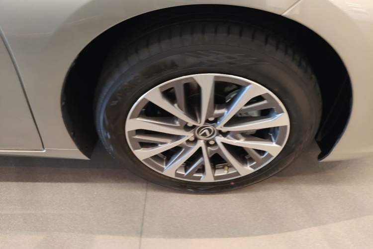 Used Lexus ES 2025 200 Premium Edition Right Front Wheel Hub