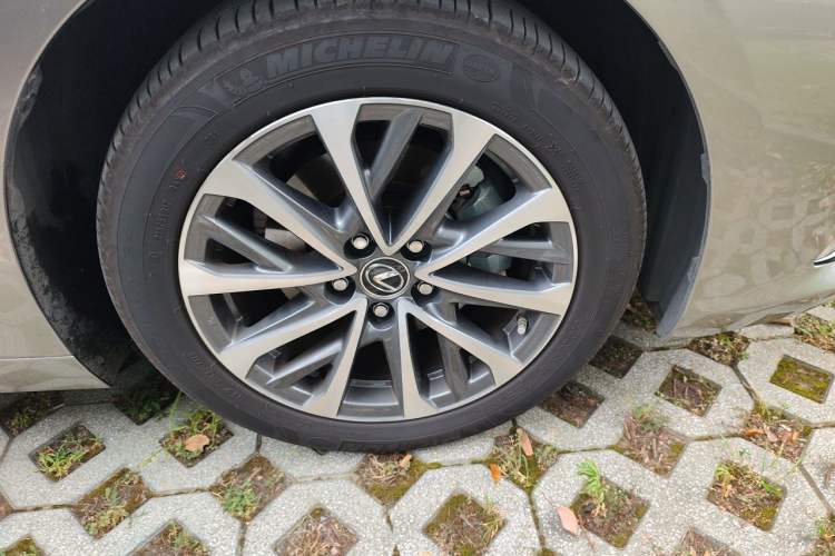Used Lexus ES 2025 300h Deluxe Edition Right Front Wheel Hub