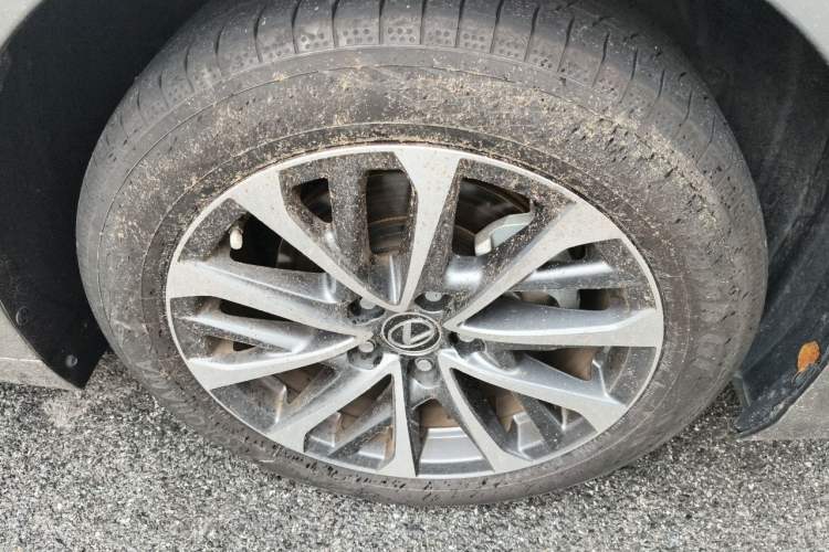 Used Lexus ES 2025 200 Premium Edition Right Front Wheel Hub