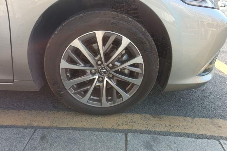 Used Lexus ES 2025 200 Premium Edition Right Front Wheel Hub