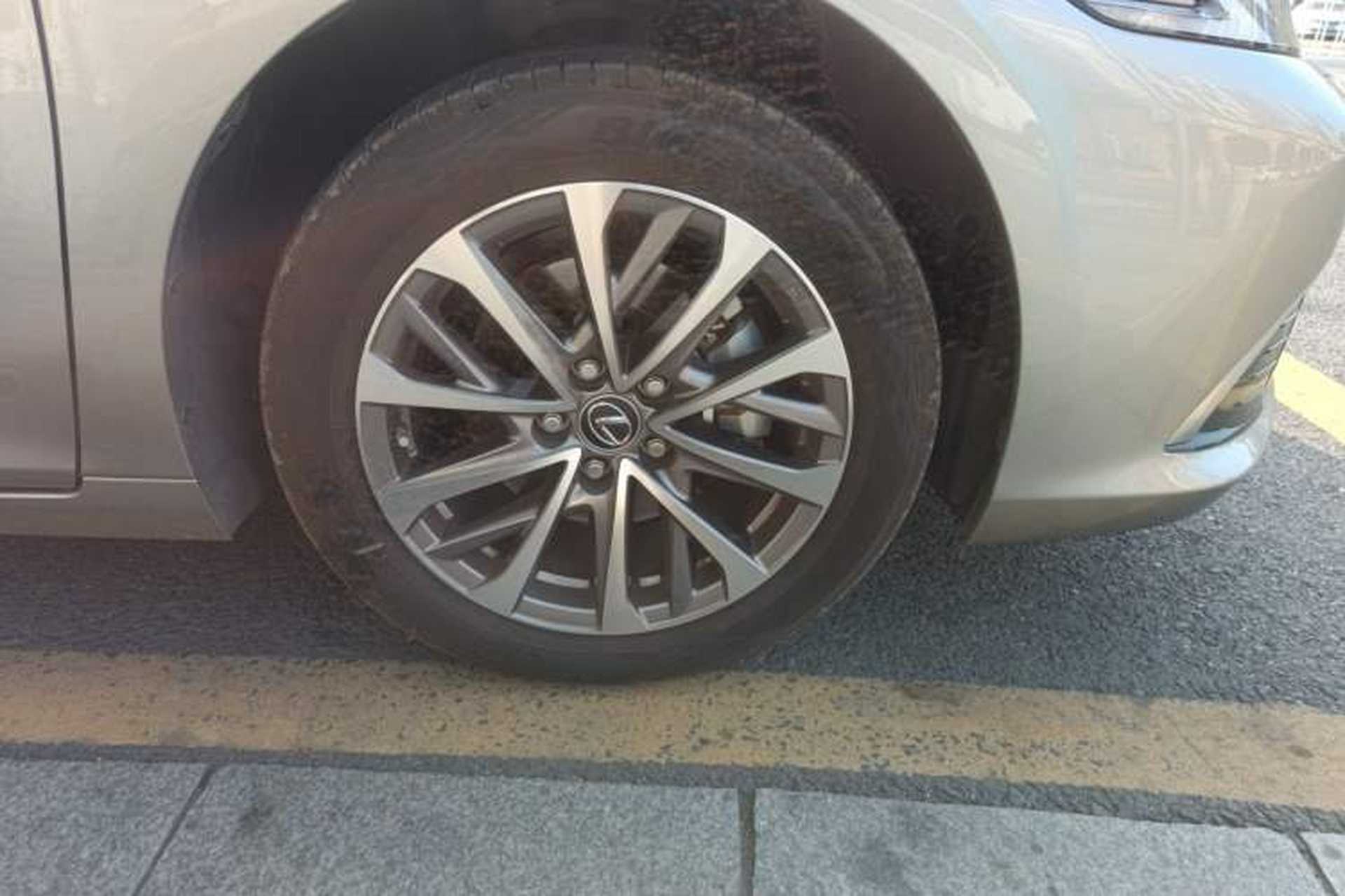 Used Lexus ES 2025 200 Premium Edition Right Front Wheel Hub