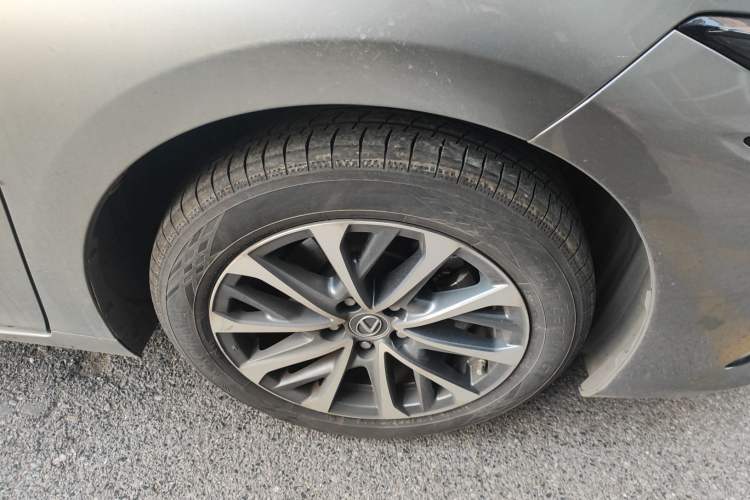 Used Lexus ES 2025 200 Premium Edition Right Front Wheel Hub