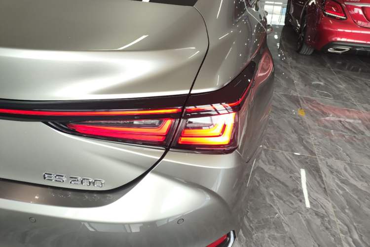 Used Lexus ES 2025 200 Premium Edition Right Rear Taillight
