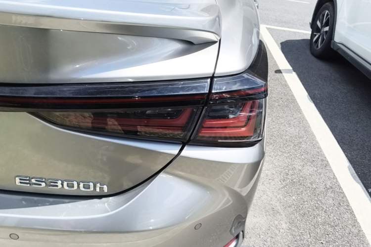 Used Lexus ES 2025 300h Deluxe Edition Right Rear Taillight