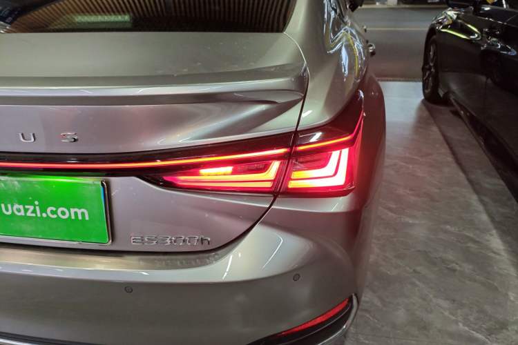 Used Lexus ES 2025 300h Deluxe Edition Right Rear Taillight