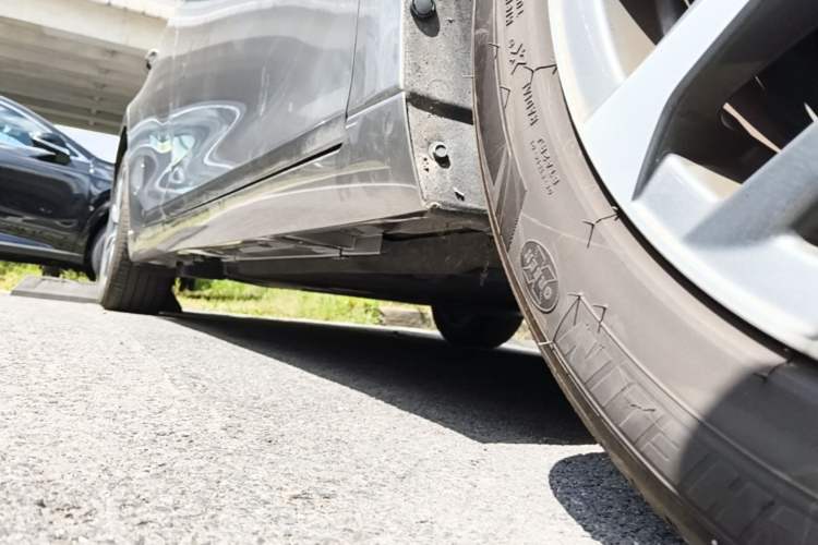 Used Lexus ES 2025 300h Deluxe Edition Right Side Sill