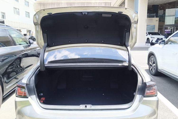 Used Lexus ES 2025 300h Deluxe Edition Trunk