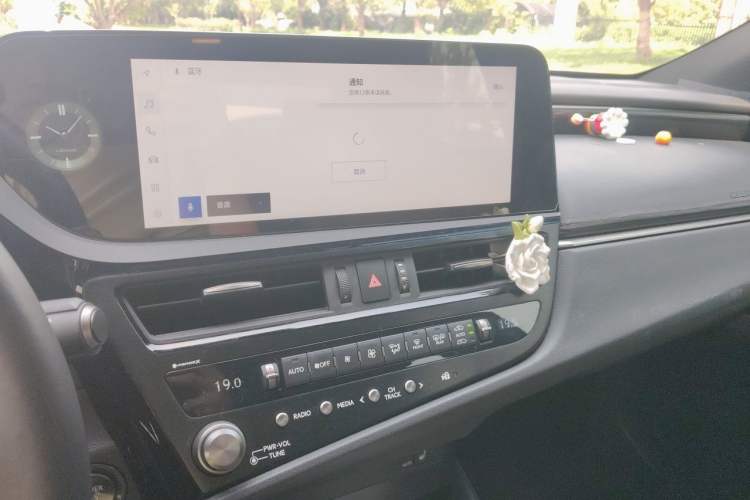 Used Lexus ES 2025 300h Deluxe Edition Audio And AC Panel