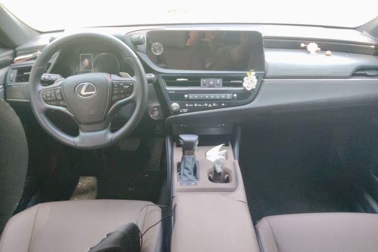 Used Lexus ES 2025 300h Deluxe Edition Center Console