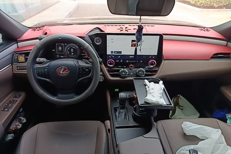 Used Lexus ES 2025 300h Deluxe Edition Center Console