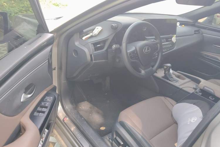 Used Lexus ES 2025 300h Deluxe Edition Driver Seat