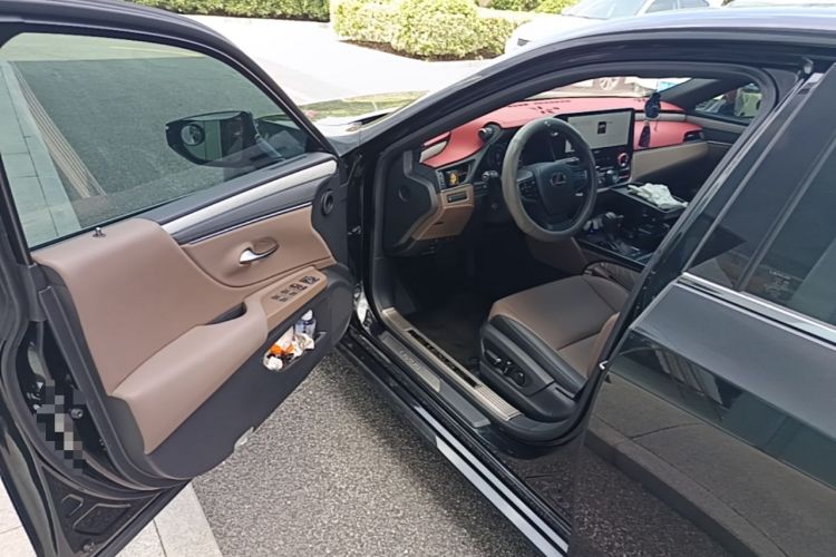 Used Lexus ES 2025 300h Deluxe Edition Driver Seat