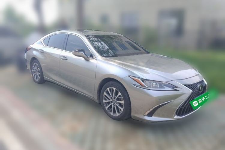 Used Lexus ES 2025 300h Deluxe Edition Front Right 45 Deg