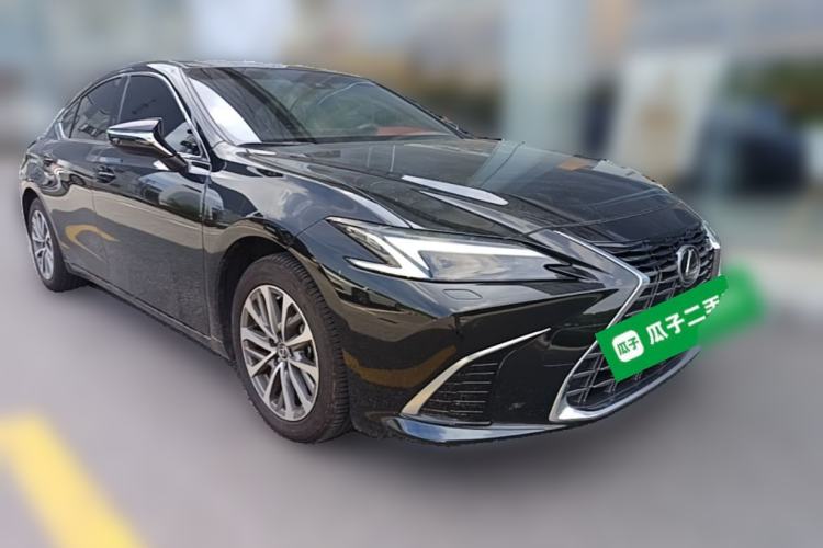 Used Lexus ES 2025 300h Deluxe Edition Front Right 45 Deg