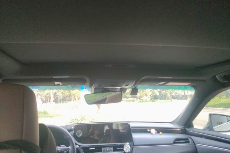 Used Lexus ES 2025 300h Deluxe Edition Headliner