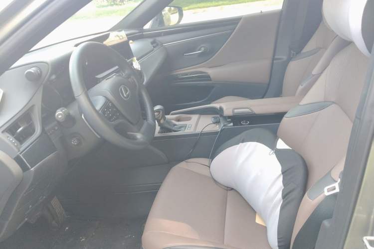 Used Lexus ES 2025 300h Deluxe Edition Left Front Seat