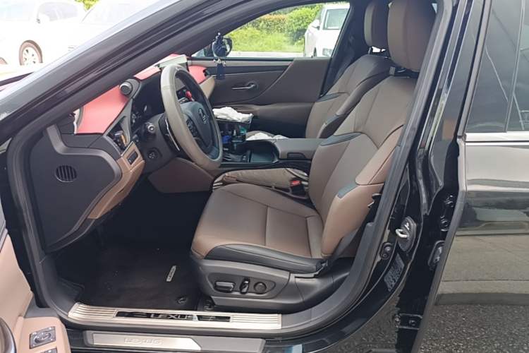 Used Lexus ES 2025 300h Deluxe Edition Left Front Seat